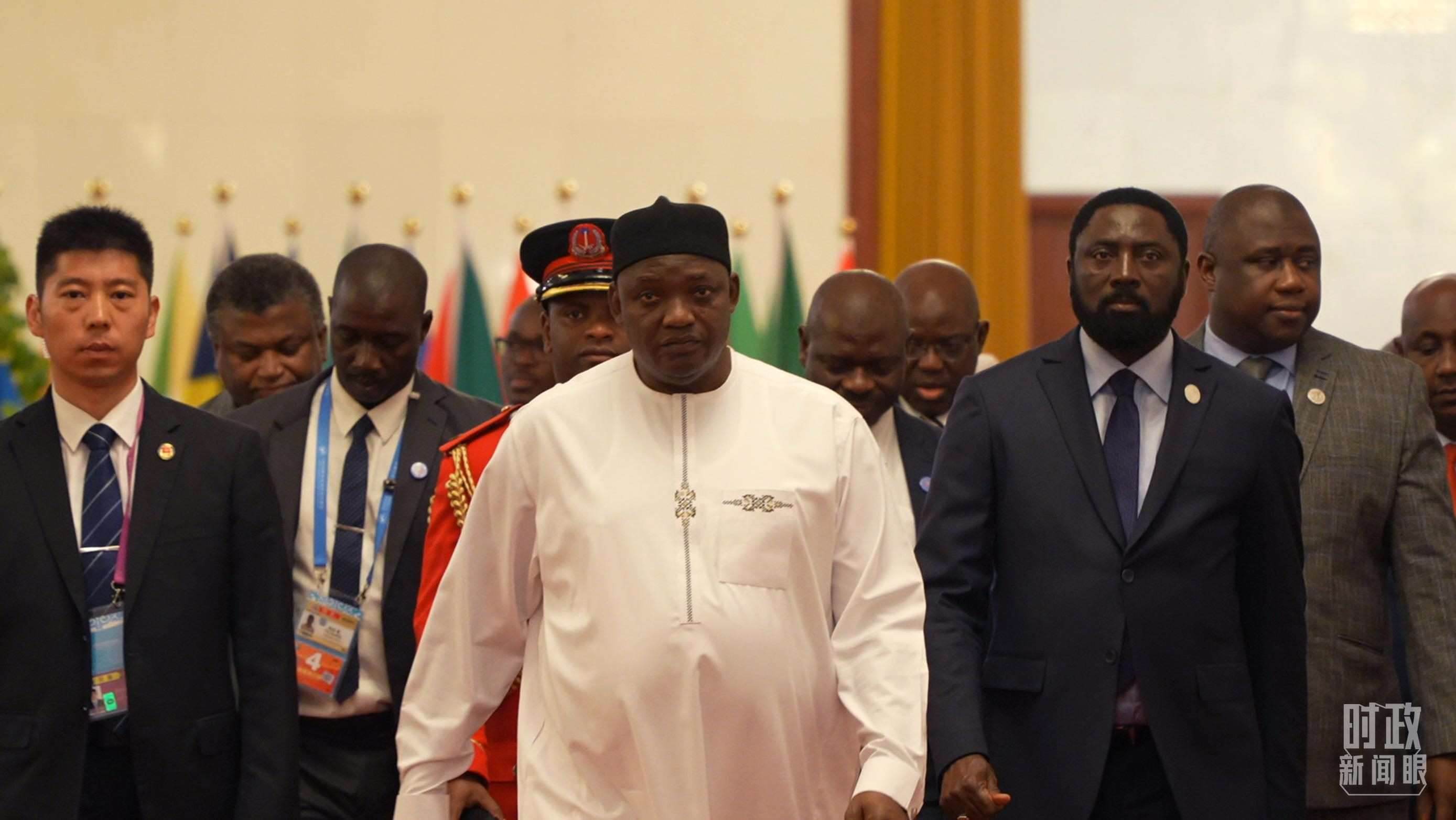 岡比亞總統(tǒng)巴羅走向會(huì)見(jiàn)廳。（總臺(tái)央視記者蔣碩拍攝）