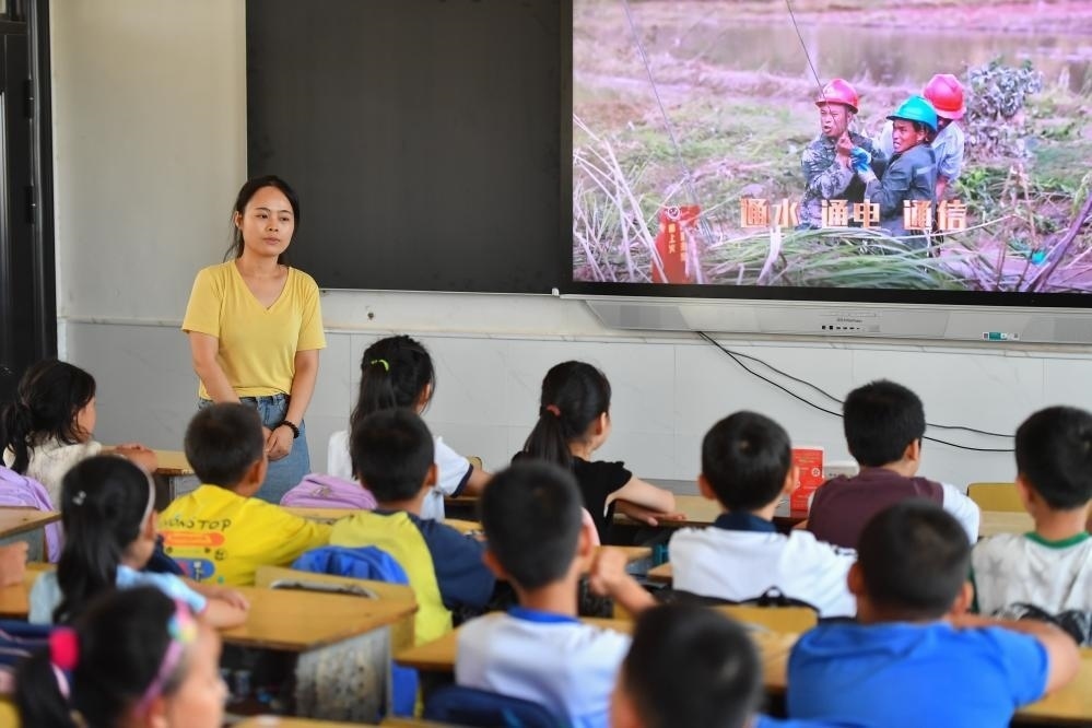 今年夏天，湖南華容縣等地遭受洪澇災(zāi)害。9月，華容縣一所學校，老師通過講述防災(zāi)救災(zāi)故事，引導孩子們知情、共情，汲取成長的力量。