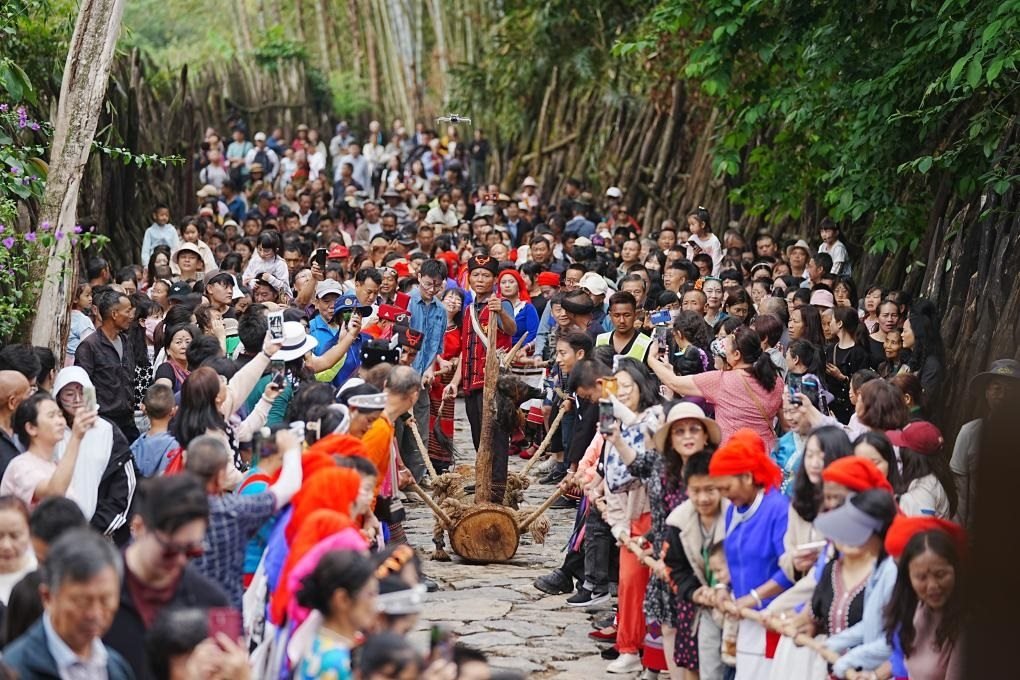 5月3日，各地游客在滄源縣翁丁村和村民一起參加佤族傳統(tǒng)民俗拉木鼓活動(dòng)。（滄源縣融媒體中心供圖）