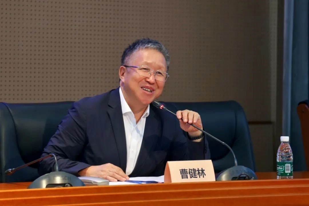 科技部原副部長(zhǎng)、十三屆全國(guó)政協(xié)教科衛(wèi)體委員會(huì)副主任、現(xiàn)任季華實(shí)驗(yàn)室理事長(zhǎng)、主任曹健林致辭。主辦方供圖