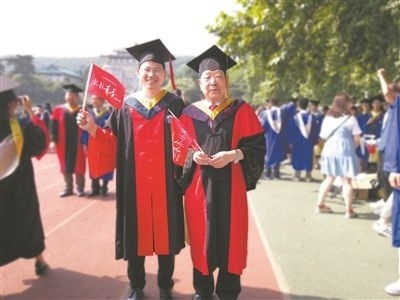 圖為李德仁（右）和學(xué)生肖雄武的合影。 肖雄武供圖