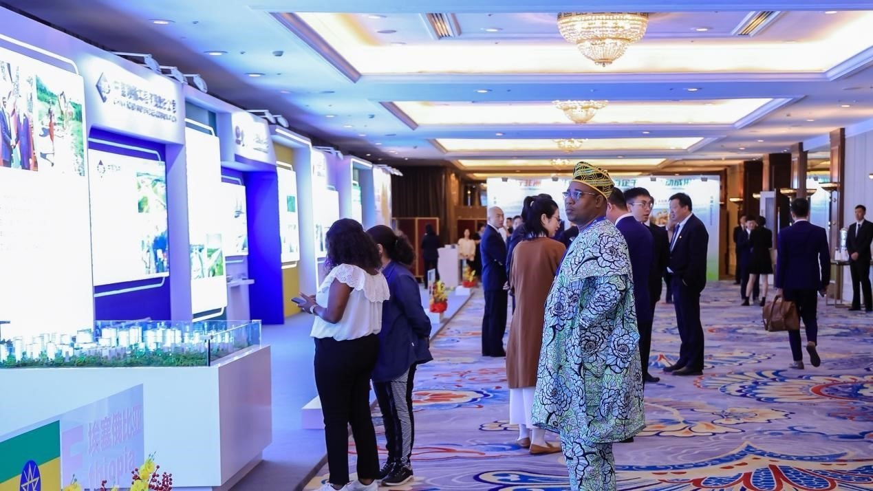 與會嘉賓參觀主題展覽。主辦方供圖