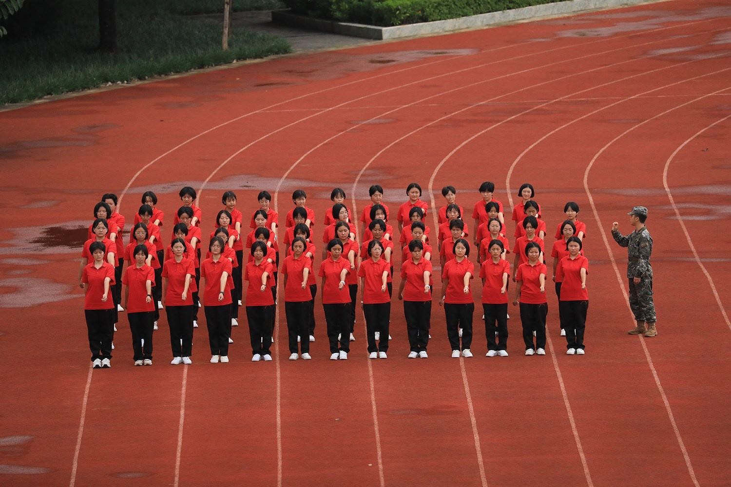 華坪女高2024級新生軍訓。華坪縣融媒體中心供圖