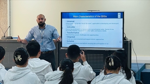 聯(lián)合國(guó)內(nèi)羅畢辦事處的工作人員為支隊(duì)成員講解可持續(xù)發(fā)展目標(biāo)。林源攝