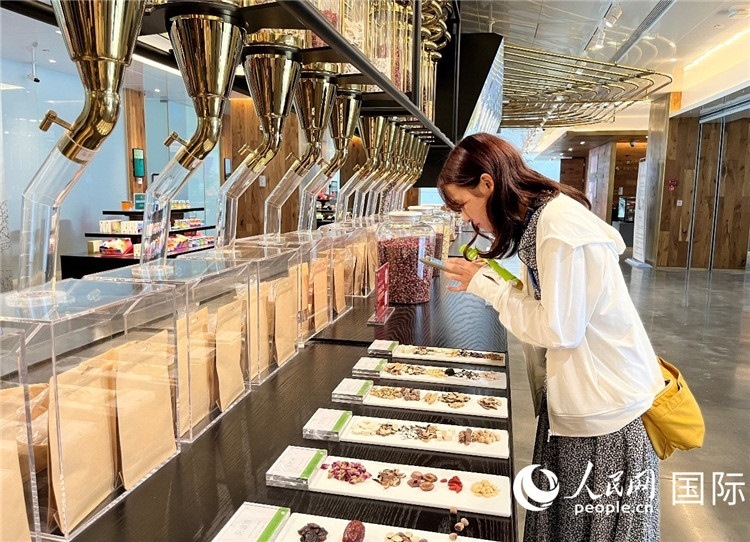 4. 代表團(tuán)團(tuán)員對新中式茶飲的食材充滿興趣。（人民網(wǎng)記者陳思 攝）