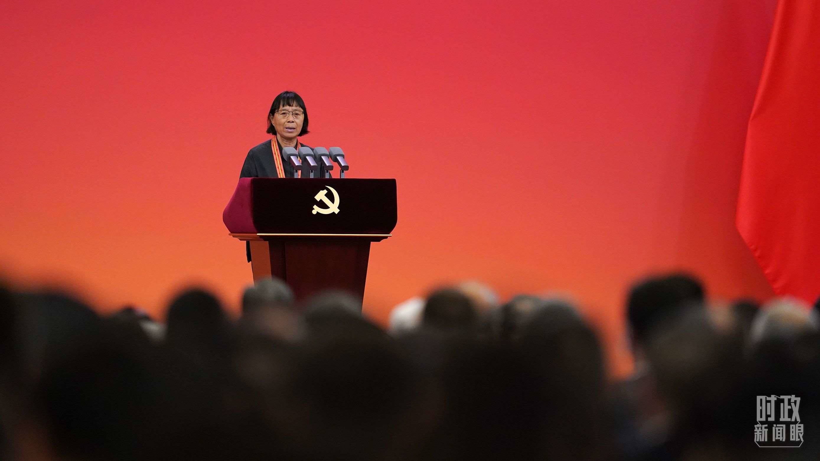  △2021年6月，幫助數(shù)千名貧困山區(qū)女孩圓夢大學(xué)的人民教師張桂梅，代表“七一勛章”獲得者發(fā)言。（總臺國廣記者李晉拍攝）