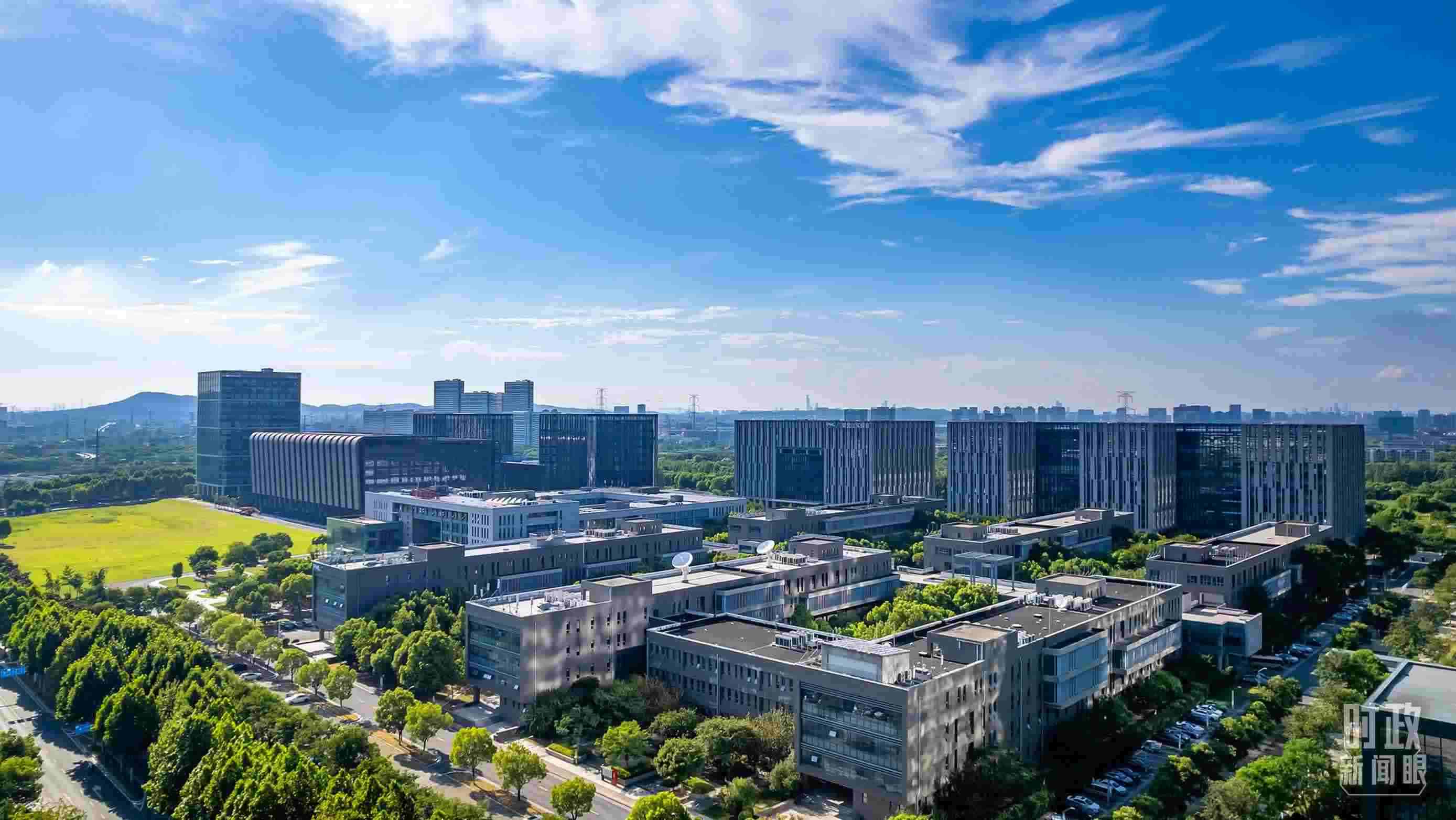  △2023年7月，習(xí)近平調(diào)研南京紫金山實(shí)驗(yàn)室，強(qiáng)調(diào)要為實(shí)現(xiàn)高水平科技自立自強(qiáng)立下功勛。（圖/視覺中國）