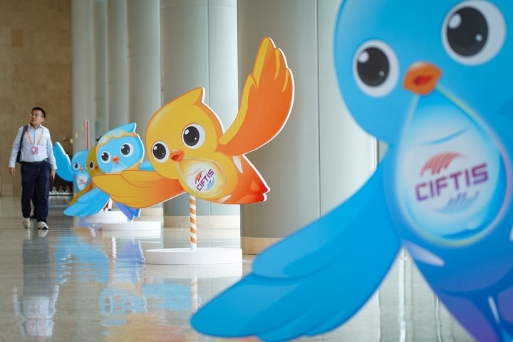 2024年9月11日在國家會議中心拍攝的服貿(mào)會吉祥物“福燕”形象。新華社記者 陳鐘昊 攝