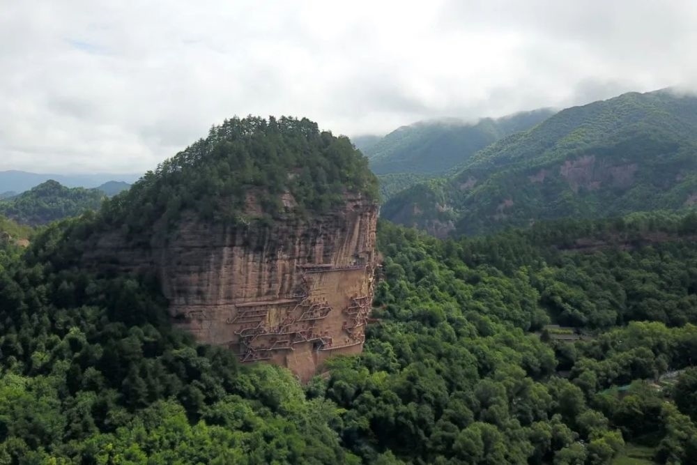 麥積山石窟全景。新華社記者 范培珅 攝