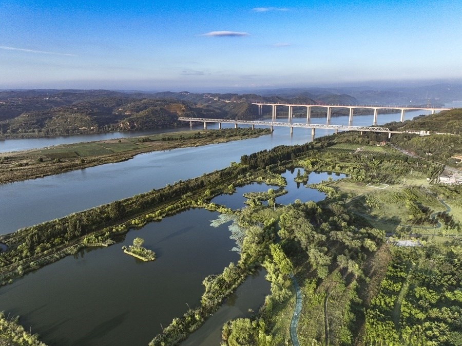 這是2023年8月28日在河南黃河濕地國家級自然保護(hù)區(qū)濟(jì)源段拍攝的景色（無人機(jī)照片）。新華社發(fā) 苗秋鬧 攝