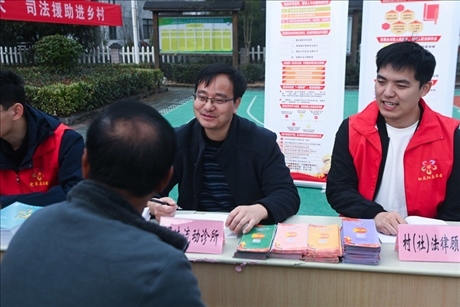2022年11月9日，在杭州市臨安區(qū)太陽鎮(zhèn)上太陽村，臨安區(qū)太陽司法所所長方凱（右二）現(xiàn)場解答法律問題。 新華社記者 徐昱 攝