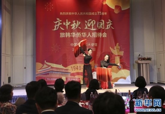 9月12日，藝術(shù)團(tuán)演員在招待會(huì)上表演舞蹈《萬(wàn)疆》。記者姚琪琳 攝