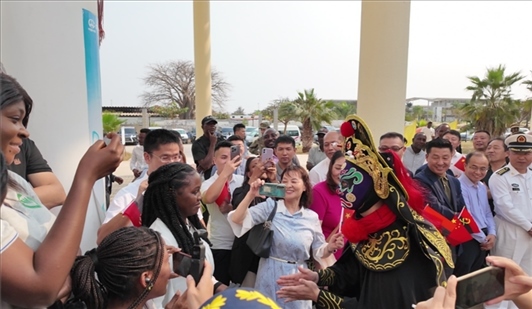 川劇變臉《蜀風(fēng)妙韻》。內(nèi)圖大學(xué)孔子學(xué)院供圖