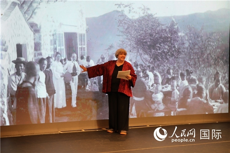 2、美國(guó)“鼓嶺之友”代表穆言靈講述友好故事。 人民網(wǎng)記者 李志偉攝