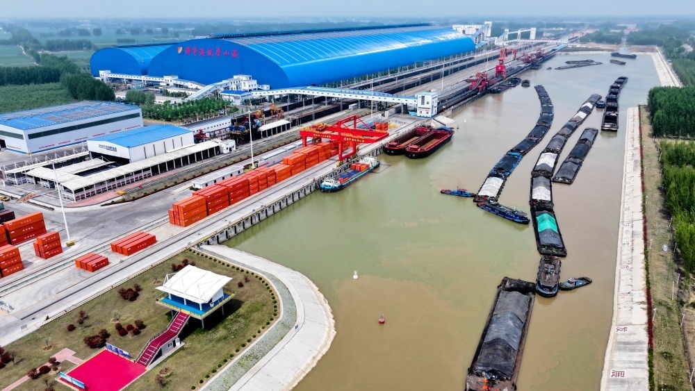 2024年4月24日，船舶行駛在山東濟(jì)寧港航梁山港航道上（無人機(jī)照片）。近年來，山東省加快構(gòu)建沿黃陸海大通道，有效促進(jìn)黃河流域各省區(qū)物流降本增效，實(shí)現(xiàn)更高水平對外開放。