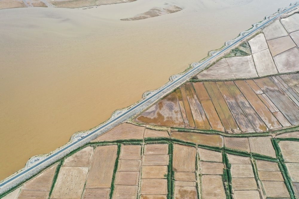 2024年5月26日在內(nèi)蒙古巴彥淖爾市臨河區(qū)拍攝的黃河（無人機(jī)照片）。巴彥淖爾市位于黃河“幾字彎”北端，擁有富饒的河套灌區(qū)，引黃灌溉面積達(dá)1000多萬畝。近年來，在引黃灌溉工程支撐下，河套灌區(qū)年均糧食總產(chǎn)量達(dá)60億斤以上。