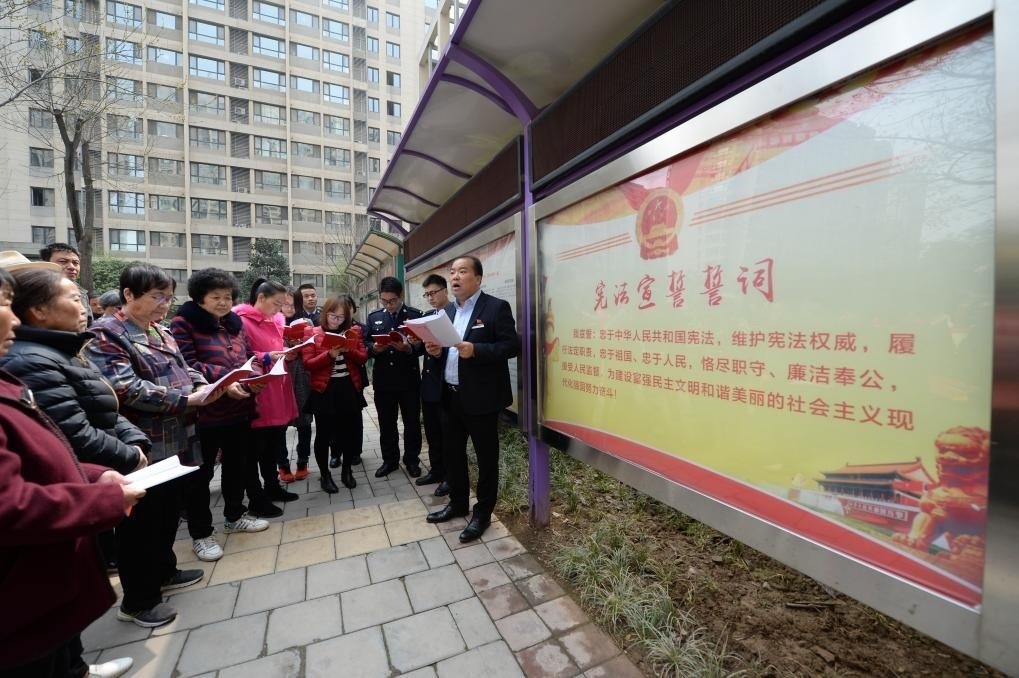 2018年3月20日，陜西寶倫律師事務(wù)所專職律師白銀濤（右一）在西安華遠(yuǎn)君城社區(qū)宣傳憲法知識(shí)。新華社記者 李一博 攝