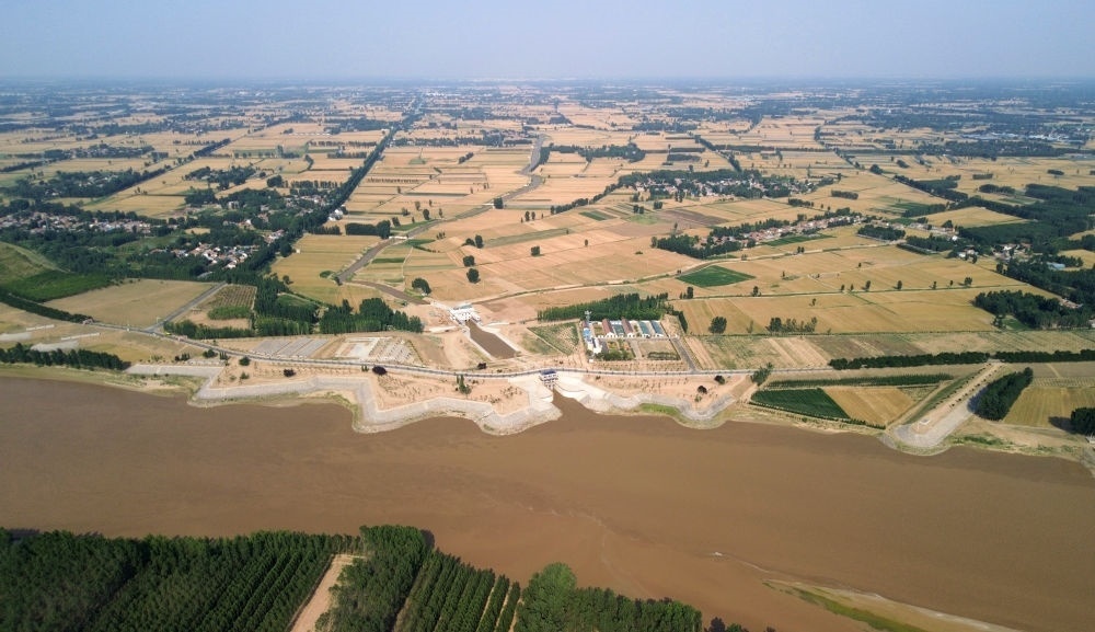 2024年6月19日，位于黃河高青段的馬扎子引黃閘開閘引水（無人機(jī)照片）。5月1日至6月18日，山東省累計啟用引黃閘63座，引黃河水量10.06億立方米，保障農(nóng)業(yè)灌溉需求。