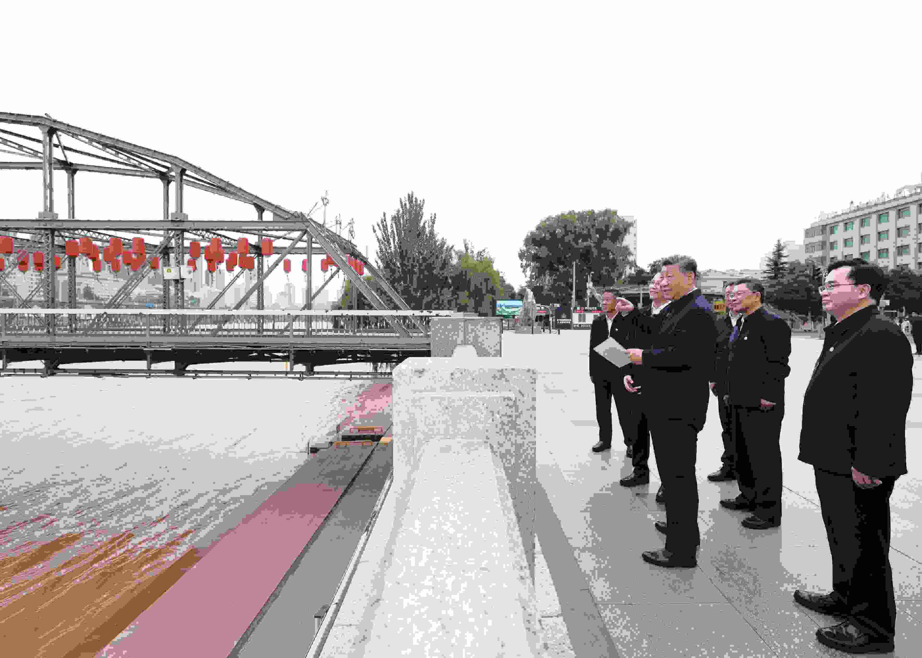 △ 2024年9月11日，習(xí)近平總書記來(lái)到甘肅省蘭州市黃河蘭州中山橋段，了解當(dāng)?shù)赝苿?dòng)黃河流域生態(tài)保護(hù)情況。