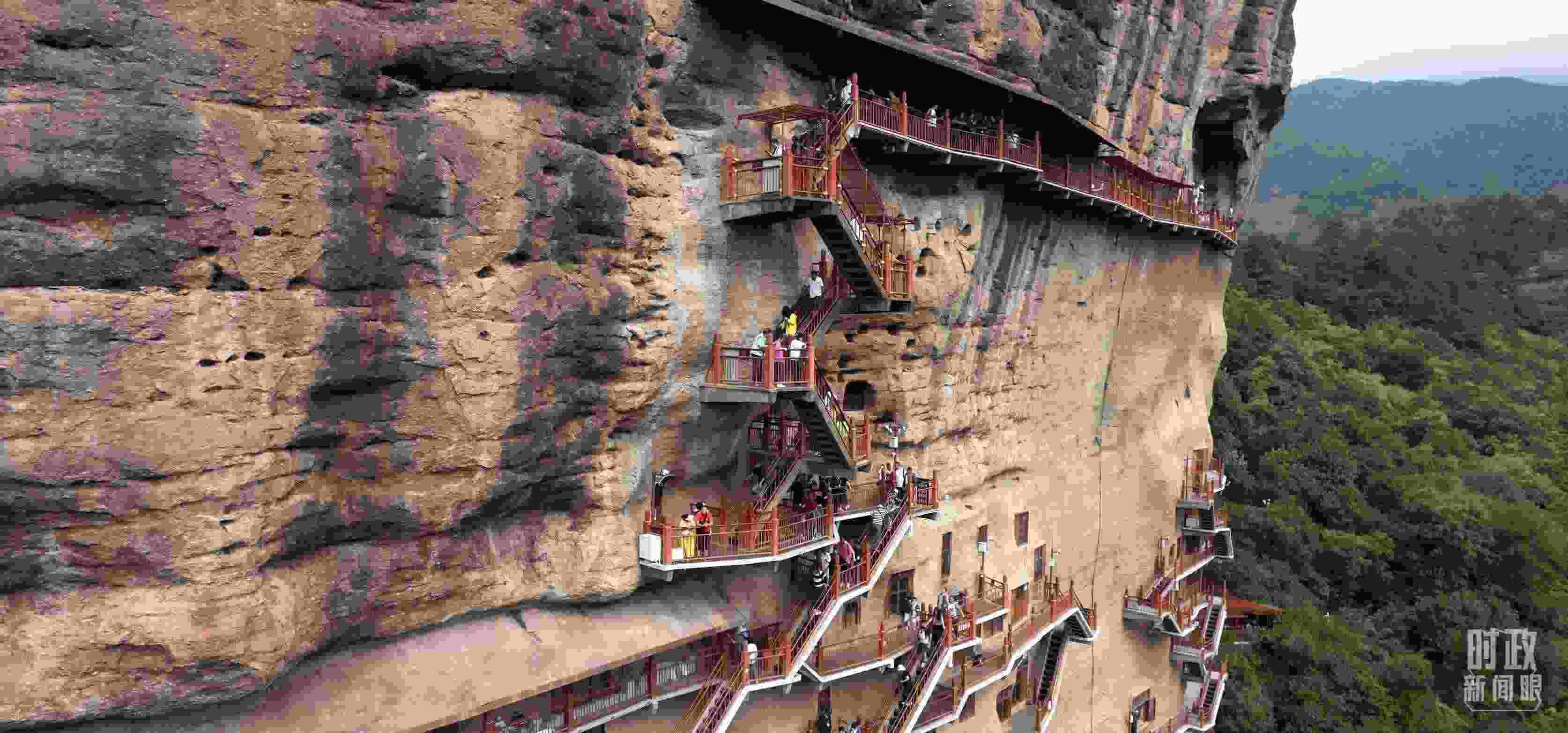 △麥積山石窟是國家5A級旅游景區(qū)，2024年上半年累計接待游客57萬人。（總臺國廣記者李晉拍攝）