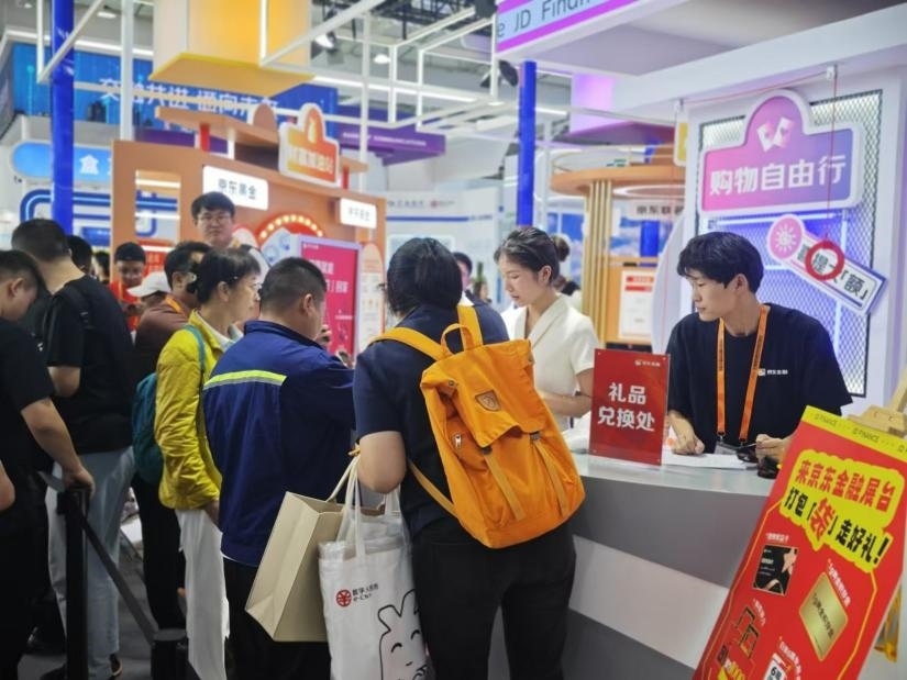 觀眾在金融服務(wù)展區(qū)體驗(yàn)展臺(tái)的互動(dòng)活動(dòng)。人民網(wǎng)記者 黃盛攝