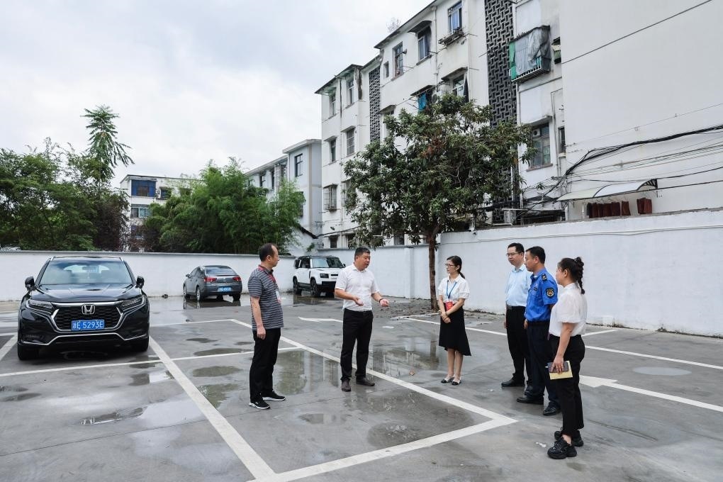 2024年9月11日，在浙江省湖州市，湖州吳興區(qū)人大代表、人大飛英街道工委代表及塔下街社區(qū)代表前往已改建的一處停車(chē)場(chǎng)進(jìn)行實(shí)地調(diào)研，監(jiān)督該改建項(xiàng)目的完成情況。新華社記者 徐昱 攝