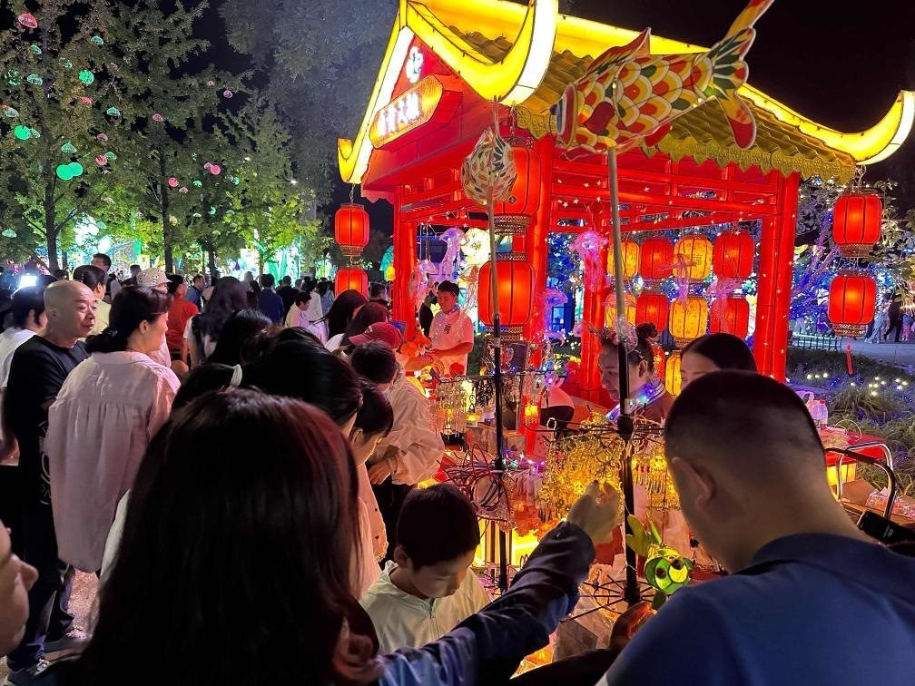 市民游客在2024年北京中秋國慶彩燈游園會上選購特色文創(chuàng)商品。新華社記者楊淑君 攝