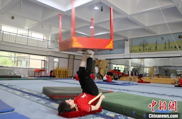 9月13日，美國(guó)雜技學(xué)員杰克正在中國(guó)“雜技之鄉(xiāng)”吳橋練習(xí)“蹬技”。 馬天龍 攝