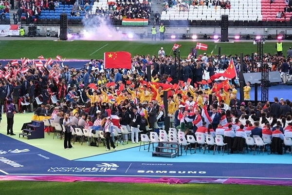 中國選手參加閉幕式。人民網(wǎng)記者 于超凡攝