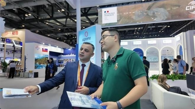 伊和·阿塔里扎德介紹阿塞拜疆產(chǎn)業(yè)園。人民網(wǎng)記者 楊倩攝