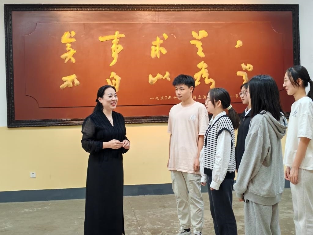 湖南第一師范學(xué)院思政課教師正在為學(xué)生講述紅色校史。（受訪者供圖）