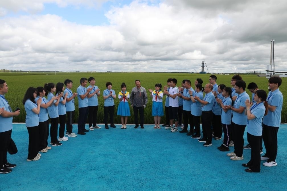 哈爾濱工業(yè)大學(xué)邀請農(nóng)業(yè)專家周德華為學(xué)生講授水稻種植的故事。新華社發(fā)