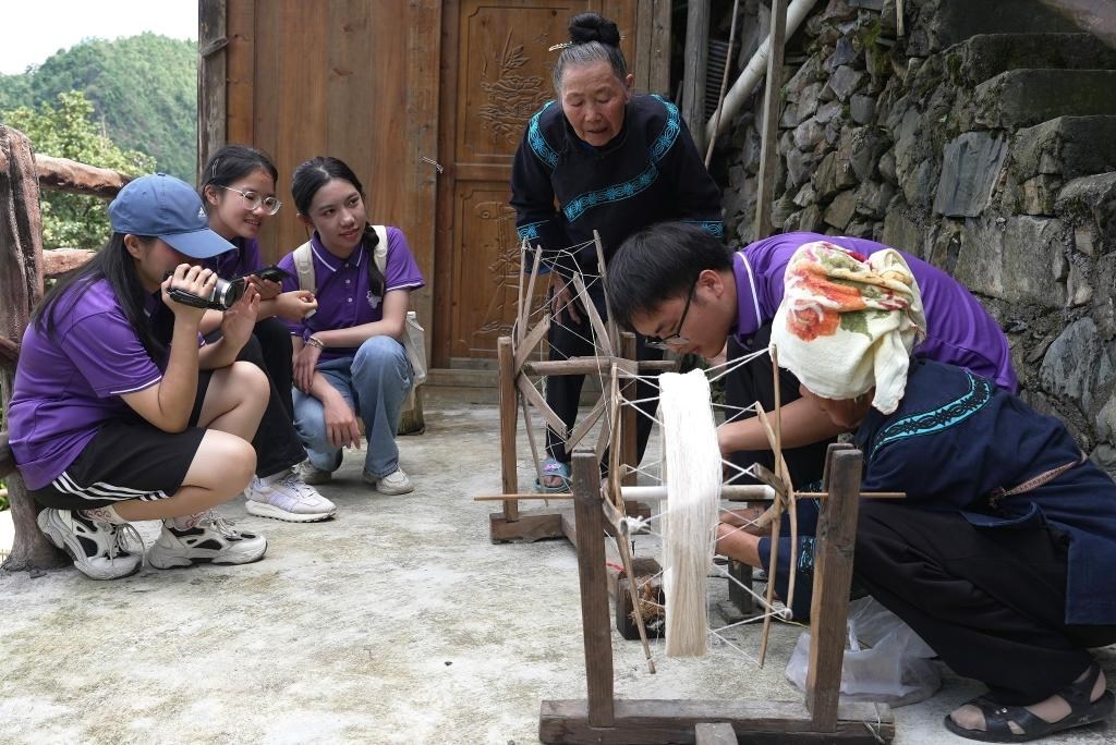 南開大學(xué)師生在貴州省雷山縣南猛村了解鄉(xiāng)村振興成就。（受訪者供圖）