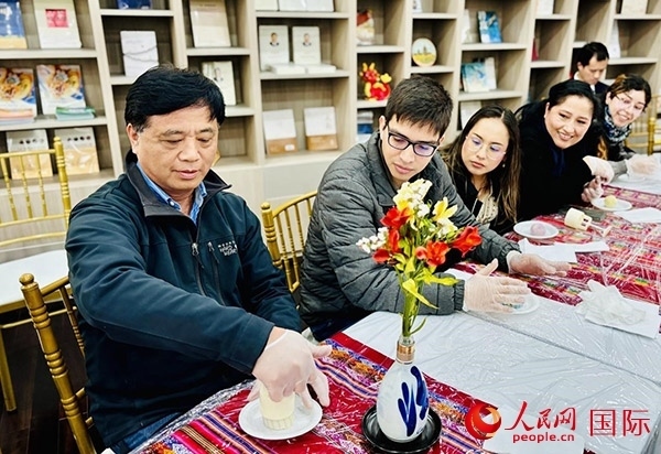 前來參加活動(dòng)的利馬居民共同制作冰皮月餅。人民網(wǎng)記者 宋亦然攝