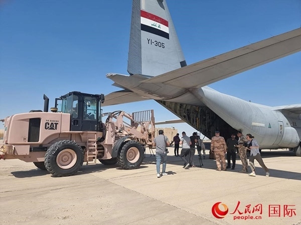 圖為伊拉克正在裝運(yùn)救援物資。人民網(wǎng) 伊納斯攝