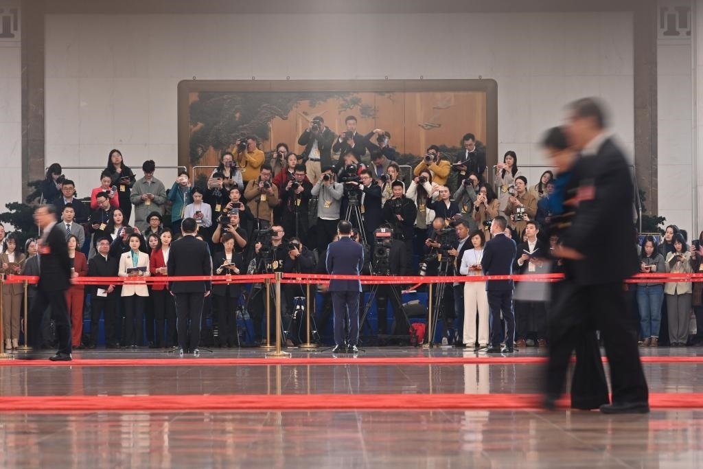 2024年3月10日，全國政協(xié)十四屆二次會(huì)議第三場“委員通道”集體采訪活動(dòng)在北京人民大會(huì)堂舉行。新華社記者 宋為偉 攝