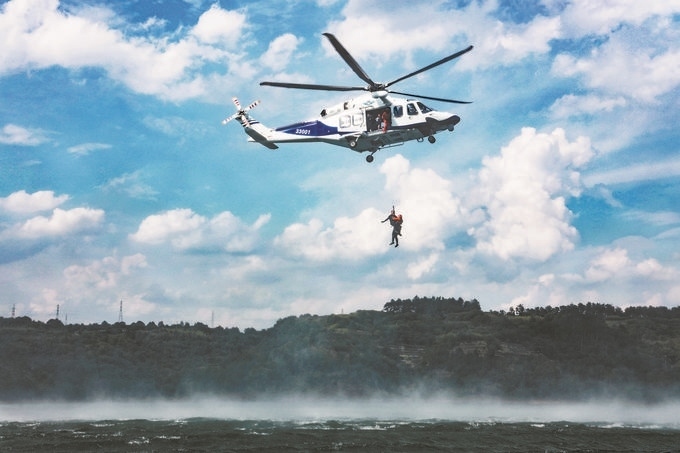 ▼7月17日，浙江省新昌縣公安局聯(lián)合浙江省公安廳警務(wù)航空隊在長詔水庫水域及周邊開展救援演練。王樟林攝