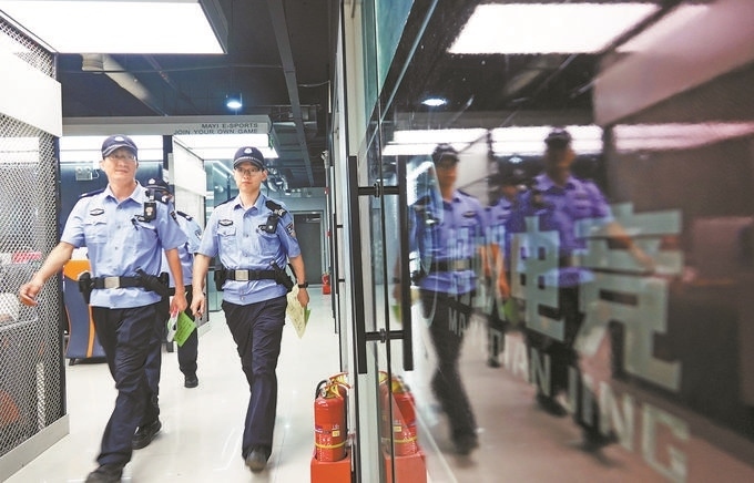 ▲7月6日，山西省新絳縣公安局龍興派出所組織警力對網(wǎng)吧等場所進行集中治安檢查。高新生攝