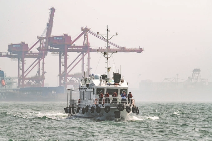 ?7月5日，秦皇島出入境邊防檢查站聯(lián)合秦皇島市公安局水陸巡特警支隊開展海上聯(lián)合巡航。陳凈萱攝