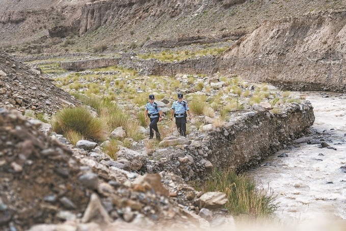 7月19日，新疆邊檢總站克州邊境管理支隊康蘇邊境檢查站民警輔警來到轄區(qū)烏恰縣康蘇水庫開展巡邏。明懿攝