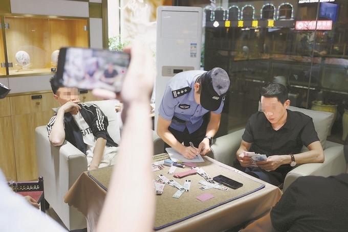 9月7日，云南省昆明市公安機關(guān)對棋牌室開展檢查。