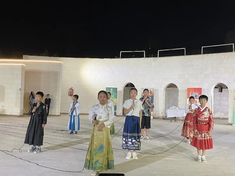 東方藝術(shù)文化館小朋友的詩朗誦表演。開羅中國文化中心供圖