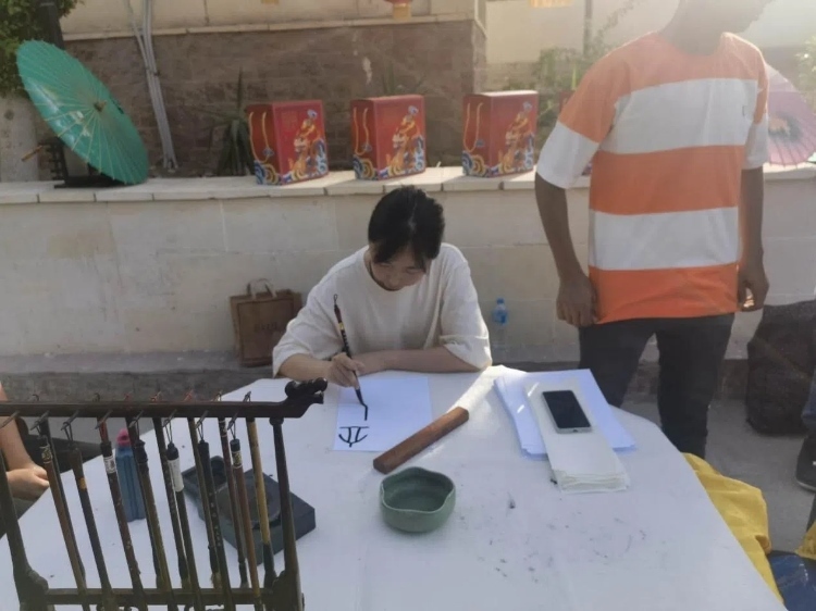 開羅文化中心漢語教師表演中國書法。開羅中國文化中心供圖