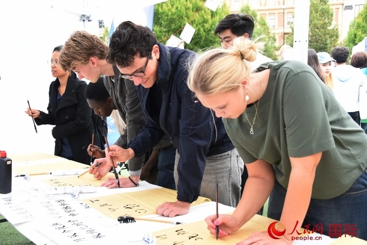 體驗(yàn)中國(guó)書法。人民網(wǎng)記者 殷淼攝