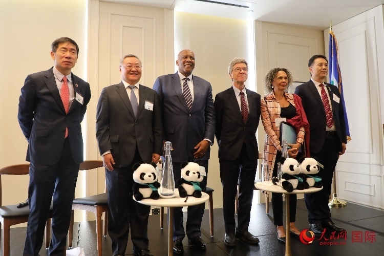 萊索托國王萊齊耶三世、中國常駐聯(lián)合國代表傅聰?shù)燃钨e出席活動。人民網(wǎng)記者 李志偉攝