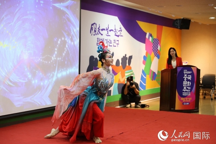 中國演員在中國文化周開幕式上表演舞蹈。人民網(wǎng)記者 莽九晨攝