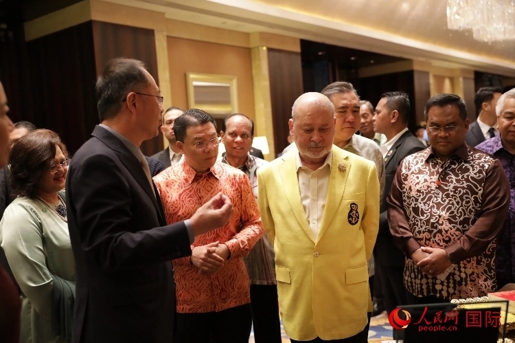 北京外國語大學(xué)校長賈文鍵向蘇丹易卜拉欣介紹該校的發(fā)展情況。人民網(wǎng) 王婧攝