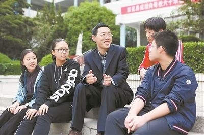 淮北市首批高層次人才儲備金獲得者、淮北市第一中學教師陳超（左三）在與學生交談。淮北市委人才工作局供圖