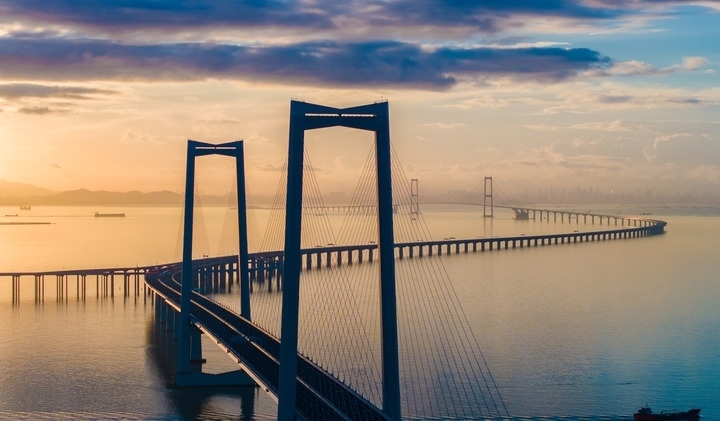 2024年6月27日，沐浴在晨曦中的深中通道（無(wú)人機(jī)照片）。新華社記者毛思倩 攝