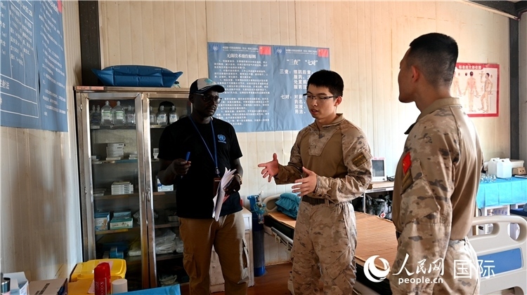 圖4 介紹醫(yī)療設(shè)施。孫千攝